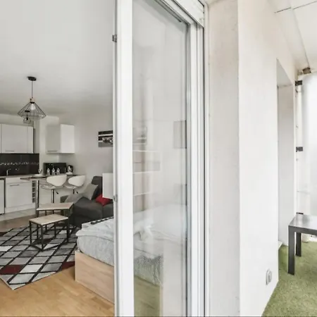 Lumineux Et Confortable Parking Apartment