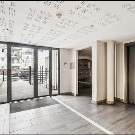 Lumineux Et Confortable Parking Apartamento
