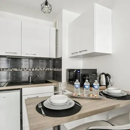 Lumineux Et Confortable Parking Apartamento